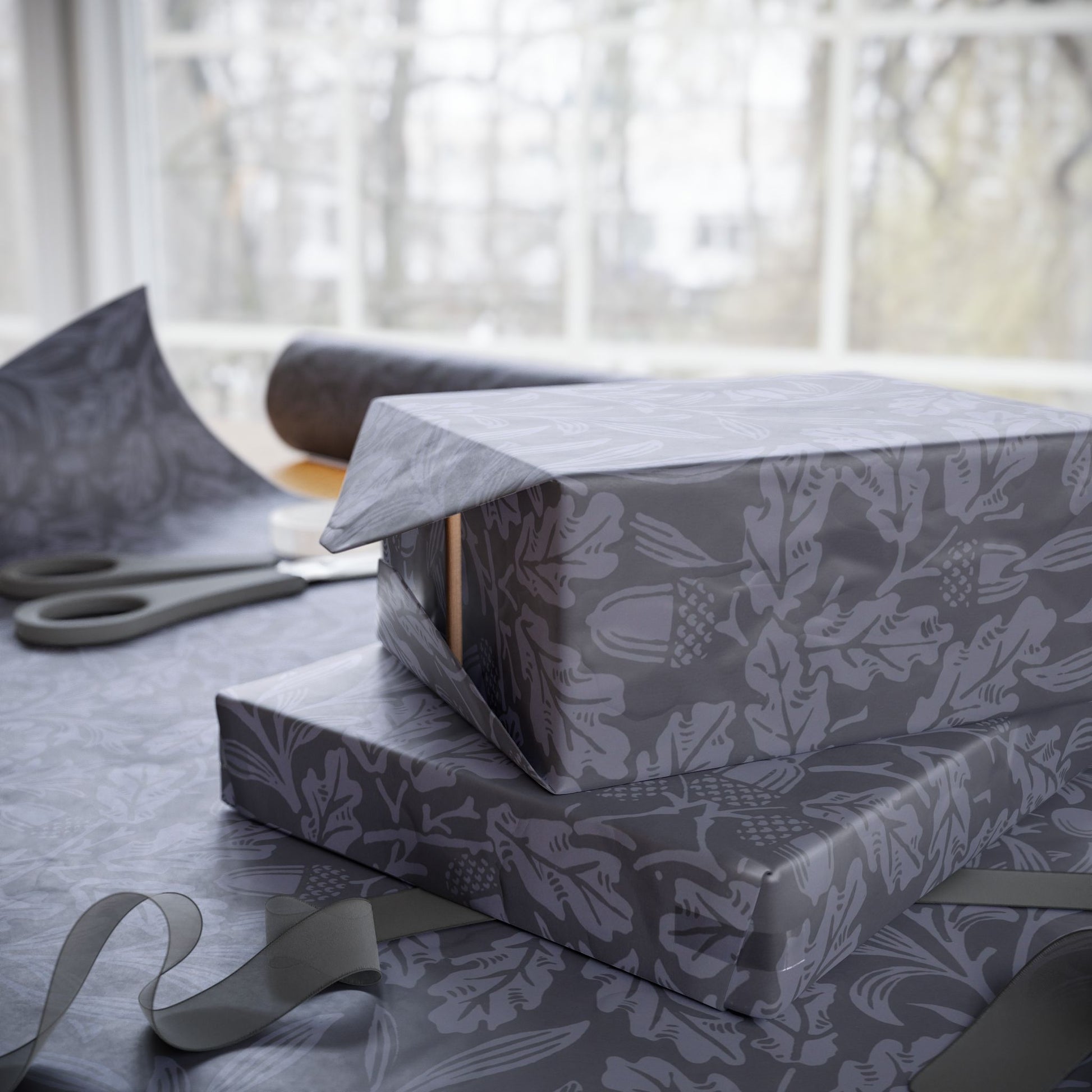 gift-wrapping-paper-william-morris-acorn-oak-leaves-smoky-blue-21