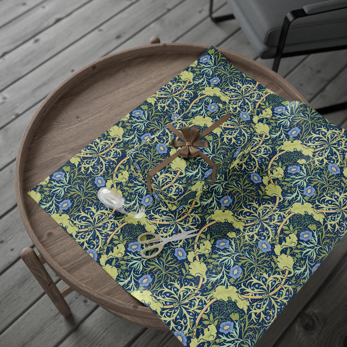 Decorative table mat with floral pattern on a wooden tray