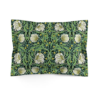 Pillow sham with a floral design inspired by William Morris in green and white colours on a king-sized bed.