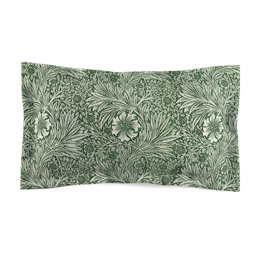 Pillow sham with a floral design inspired by William Morris in green and white colours on a king-sized bed.