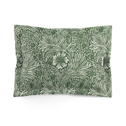 Pillow sham with a floral design inspired by William Morris in green and white colours on a king-sized bed.