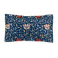 Pillow sham with a floral design inspired by William Morris, in blue, red, and white colors on a king-sized bed.