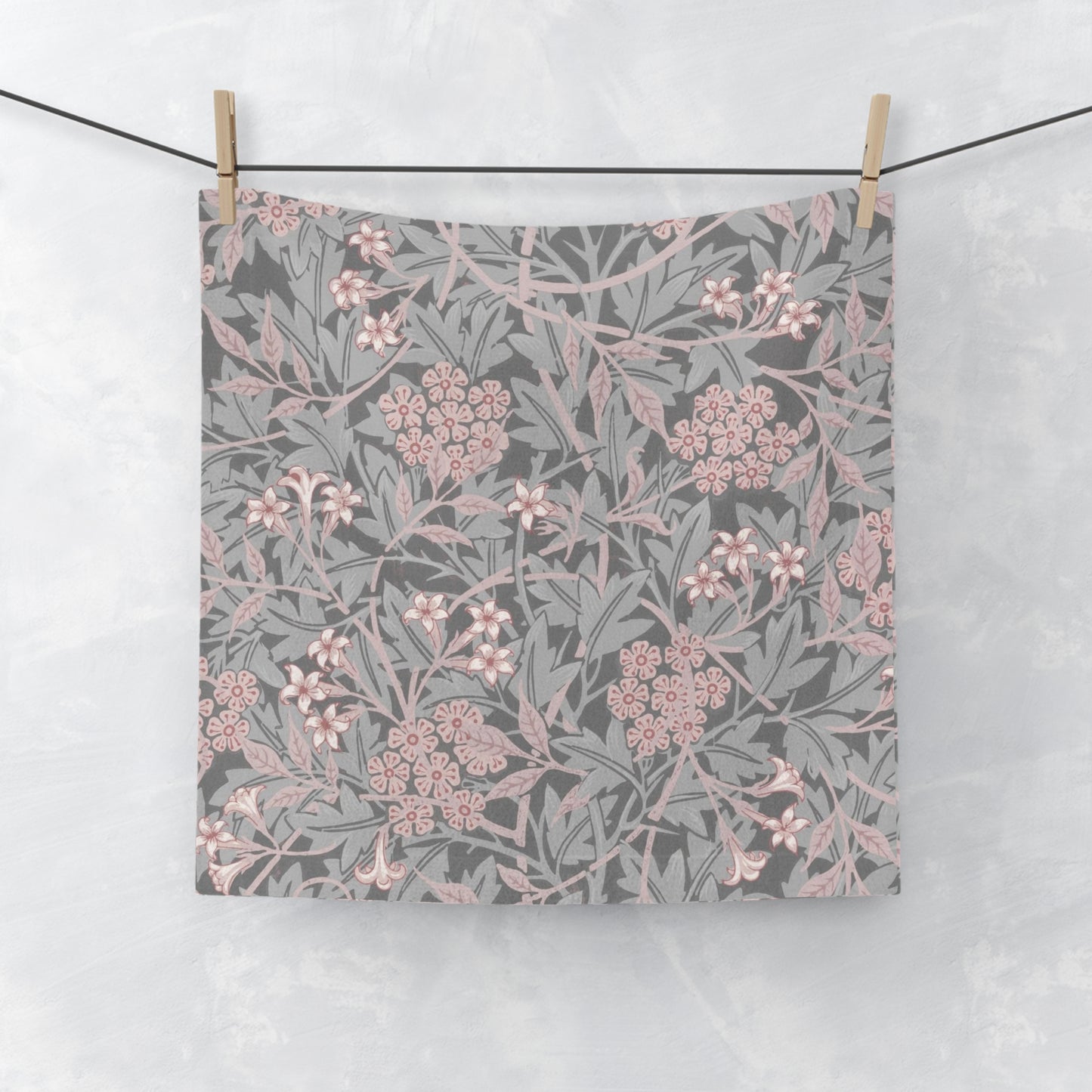 A square-shaped washcloth with a floral pattern in mauve and gray colours, inspired by William Morris' design.